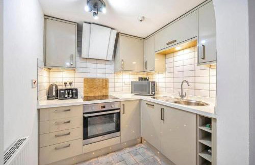 Central 2-Bed, 2-Bath Apartment - Photo 4