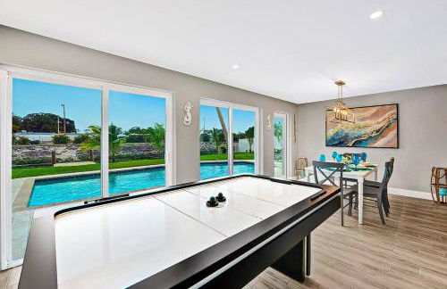 NEW Waterfront Tropic Oasis - Heated Pool, Canal, Dock, Air Hockey - Foto 8