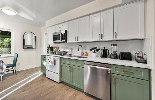 Entire Private Home with 4 Bedrooms 2 Bathrooms, Spacious, Lux King Bed, Ranch Style, Prime Area, Available Now - Photo 11