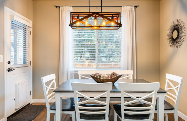 Old Mill Getaway by Avantstay Private Backyard w Hot Tub - Foto 8