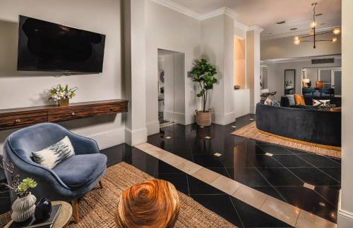 Stylish 2 Bed 2.5 Bath Condo Near Beverly Hills. - Photo 39