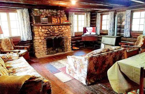 Spacious Family-Friendly Log Cabin with Lake Views near Cadillac, Michigan - Foto 2