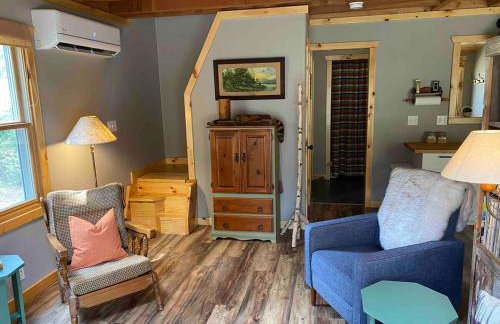 Cabin in the woods with fire pit and porch - Foto 13