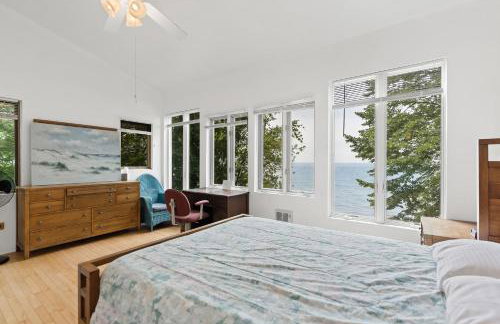 Cottage with Private Lake Access! Short distance to town - Foto 10