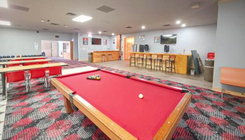 Bowling Alley! Expansive Group Getaway in Lewiston - Foto 3