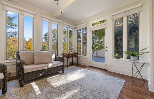 Stylish Mountain Retreat with Sunroom and Pergola - Foto 19