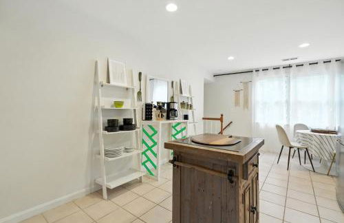 Group Stay Near DC 2BR w Yard on Arlington Blvd - Photo 11