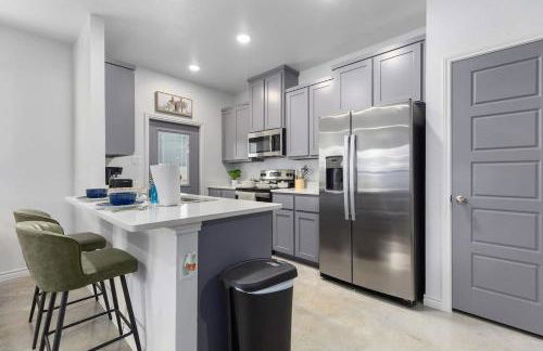 NEW 1 Story Townhome 6 BDs 5 Mile Baylor Scott & White Fenced Backyard - Professionally Managed by Stay Albatross - Foto 15