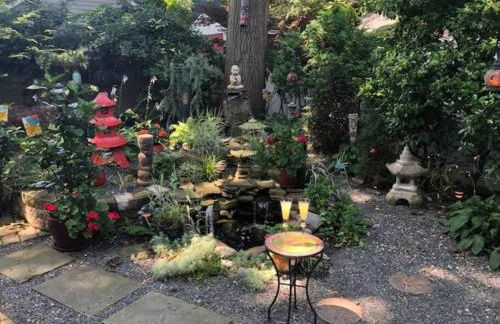 Live in this iconic East Side lower level unit - Foto 9