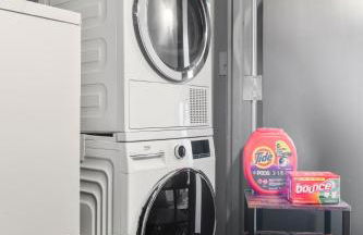 Stunning Downtown Apartment with Pool, Laundry, Parking - Foto 12