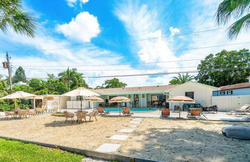 Deluxe Waterfront Villa with BBQ, Pool and Game Room - Photo 37