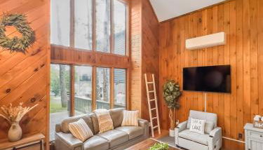 Italy Inspired Lakeview Chalet with Hot Tub - Foto 3