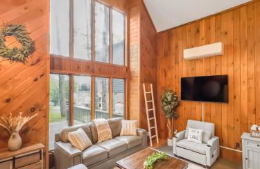 Italy Inspired Lakeview Chalet with Hot Tub - Foto 3