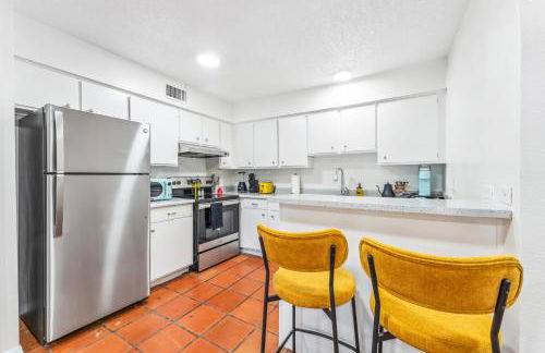 Heart of SoCo 2BR and 1BR King Suites with Free Parking, Pool, and Laundry Center - Foto 17