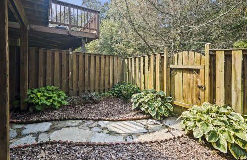 4BR Townhome, Close to Shops & Restaurants, 40 Mins to DC - Foto 31