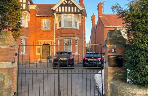 Freshly decorated apartment 10 mins from Cotswolds Child Friendly Great location with plenty of nearby free parking freestanding bath and outdoor private terrace area - Foto 29