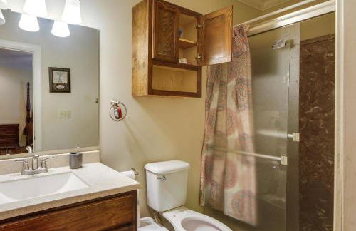 Homey Greenwood Getaway with Patio and Backyard - Foto 16