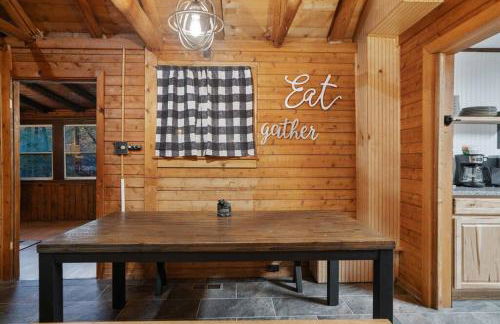 Cozy Bear-Themed Mountain Cabin, Relaxing Hot Tub - Foto 43