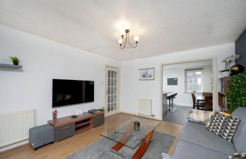 Stylish 2-Bed Flat with Balcony Near Haymarket - Pass the Keys - Foto 8