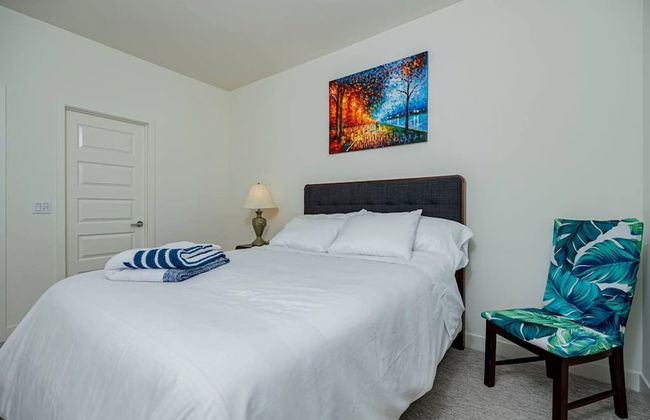 Luxurious Ontario Townhouse Ideal Family Retreat - Photo 24