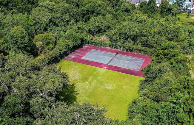 Secluded Condo with Peaceful Wooded Views and Easy Access to the Beach by RedAwning - Foto 21