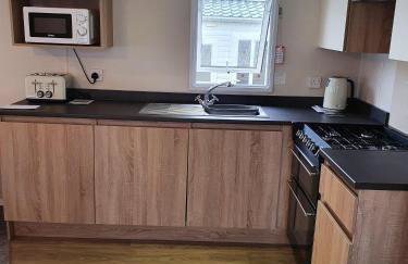 Cozy 3 bedroom Caravan, Sleeps 8, at Parkdean Newquay Holiday Park - Foto 26