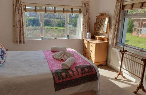 Large private home with small lake and garden - Photo 27