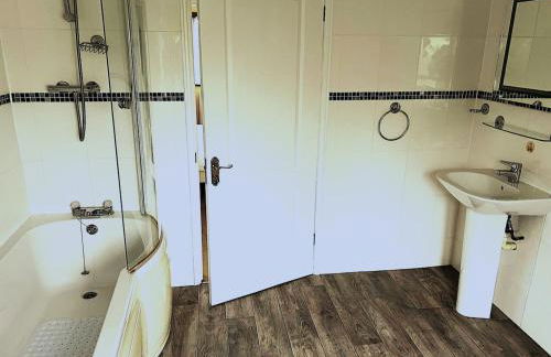 New Farm Cottage, hot tub, 3 bed, sleeps 6, private garden, entire home - Photo 9