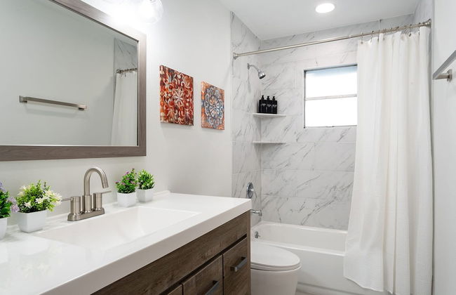 Upstay - Bungalow w Games Golf Fire and Patio - Photo 16