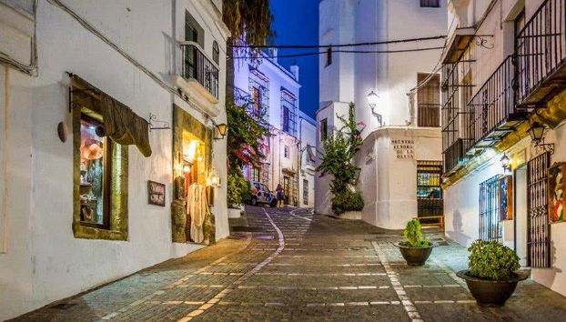 Free tour de los misterios y leyendas de Vejer - Foto 3, Calles de Vejer al caer la noche