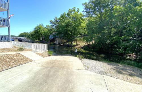 B Lakefront! Remodeled, Boat Slip, Patio Views, Pool, Boat Ramp, WIFI - Foto 48