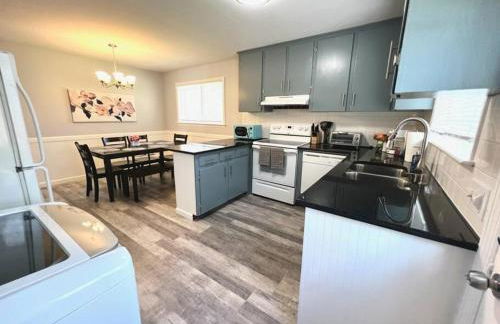 *Comfortable Townhome * King Beds * Long Term* - Foto 3