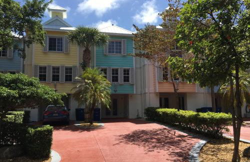 LIC Mgr - MODERN 3 BED 4 BATH VILLA - UPSCALE OCEANFRONT RESORT - INDOOR PICKLEBALL - SPEAKEASY! - Photo 5