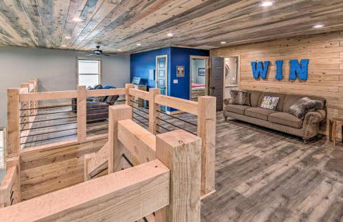 Upscale Riverfront Home with Beach and Fire Pit! - Foto 28