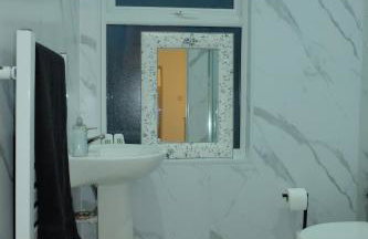 Amanah Properties - Elegant 4-Bedroom Home in Wembley with Parking, Perfect for Contractors - Foto 43