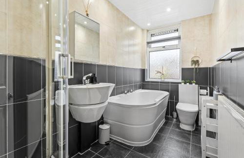 Crew Quarters - Your Ideal Stay in Bury - Photo 40