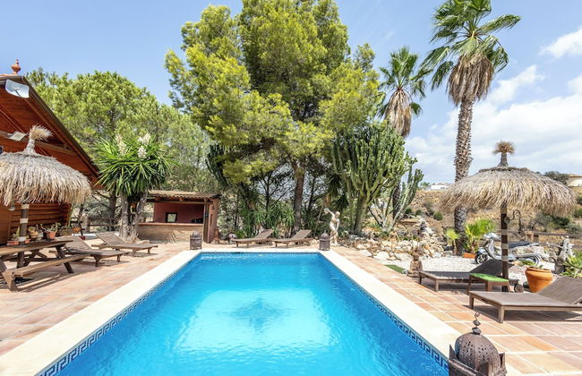 Luxurious Private Cabin Pool Hottub & Fireplace - Photo 18