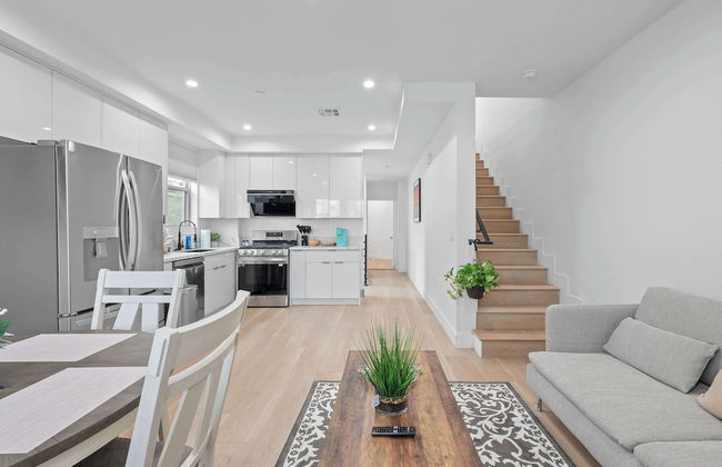 Not Affected by the Fire/modern 5BR Home With Full Amenities & Parking #2 - Foto 1