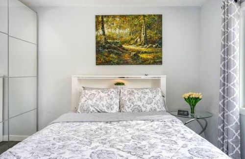 Adorable 2BR-2BA House with EV & Free Parking and Family Friendly in Los Angeles - Photo 30