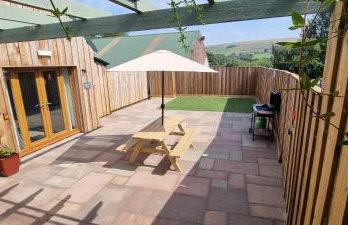 Stylish Lodge in the Peak District sleeps up to 9 - Photo 1