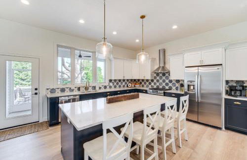 Walk to Lake Erie Sleek Retreat with Screened Patio - Foto 8