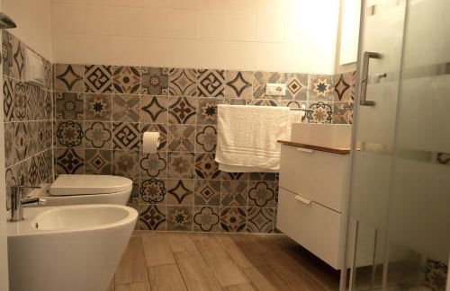 GuestHost - Comfy Two-Levels Apartment with Terrace! - Foto 26