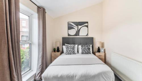 House - Sleeps up to 10 & Free Parking - Foto 2