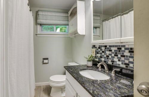 Breathtaking Newbury Cottage with Deck on Chalk Pond - Foto 13