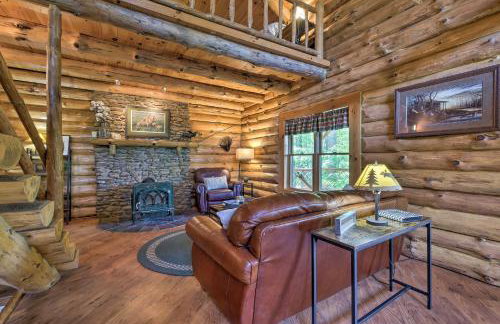 The Red Pine Cabin with Private Pond and Dock! - Foto 3