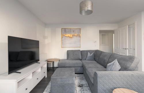 Comfortable 2-Bed Home with Parking & Fast Wi-Fi! - Photo 14