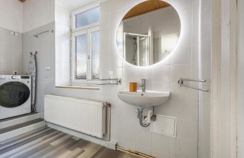 cruwzo I Modern Centrally Located Apartment with Parking Modern Centrally Located Apartment with Parking - Photo 66