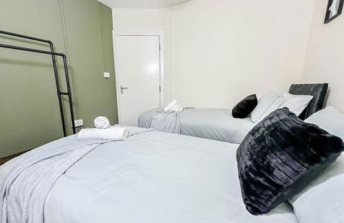 3 Bedroom House - Free Parking-Hospital-Contractors-Families - Long Stay Rates Available - Photo 7