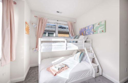 Rare 3BR Modern Urban Escape Private Garage - Foto 32