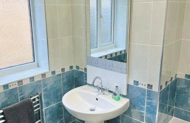Lovely 4-bed home sleeps 8 Nr Bolton Stadium & M61 - Photo 9